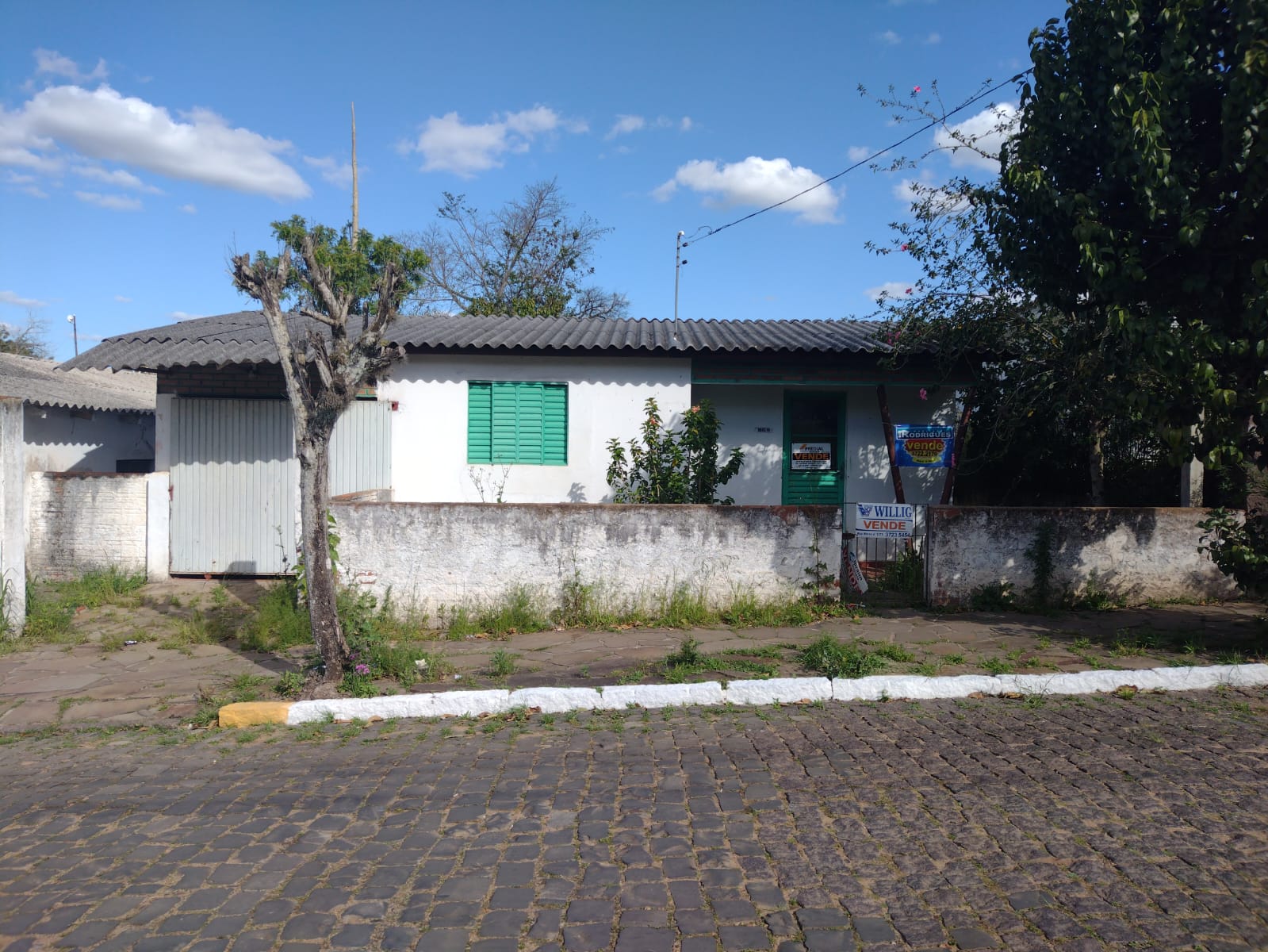 Uma casa de alvenaria, no centro, precisa de reparos – supor oferta – R$ 160.000,00